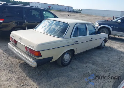 1983 Mercedes-Benz 240 D z USA, uszkodzony, nr VIN WDBAB23A5DB391976